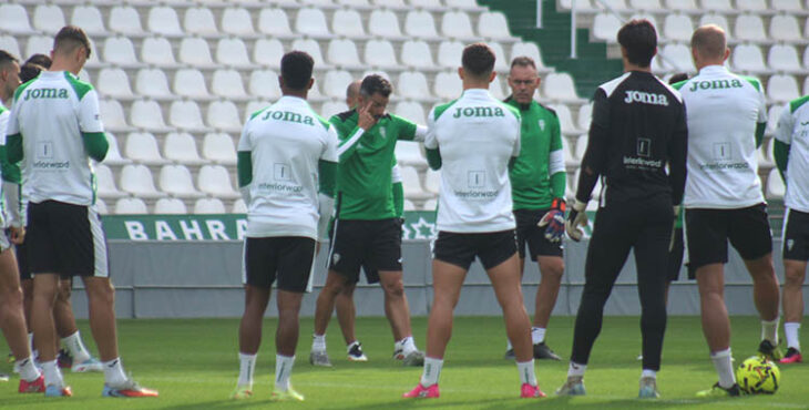 Iván Ania pidiéndoles cabeza a sus jugadores tras situarse a solo un punto de la zona de play off.