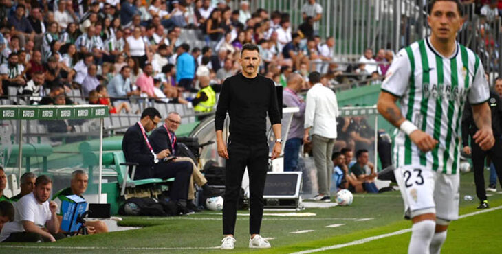 Iván Ania siguiendo el juego con Carracedo en primer plano a la derecha.