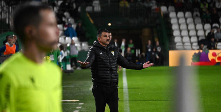 Iván Ania pidiendo explicaciones al árbitro.