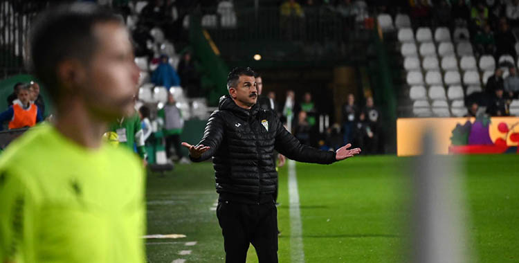 Iván Ania pidiendo explicaciones al árbitro.