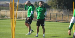 Iván Ania observando las evoluciones de sus pupilos antes de recibir el domingo al Dépor.