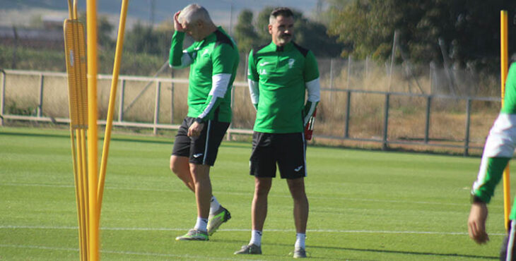 Iván Ania observando las evoluciones de sus pupilos antes de recibir el domingo al Dépor.