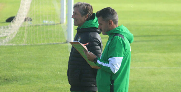 Iván Ania tomando notas en su pizarra junto al doctor Martín Luna.