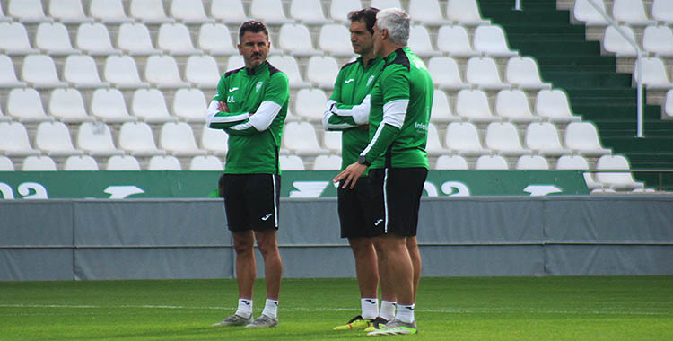 Iván Ania departiendo con dos integrantes de su cuerpo técnico.
