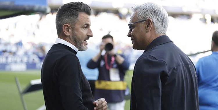 Iván Ania departiendo con Pellicer en los prolegómenos del partido.