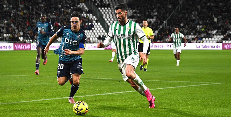 Jacobo va a por una pelota dividida en el encuentro frente al Cádiz. Autora: Natalia Román