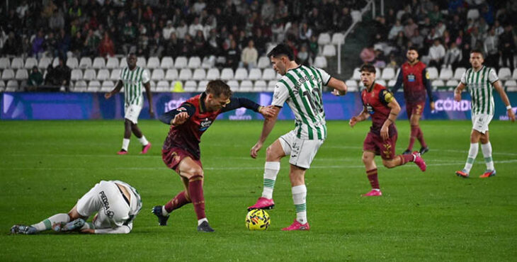 Jacobo pisa el balón ante un contrario.