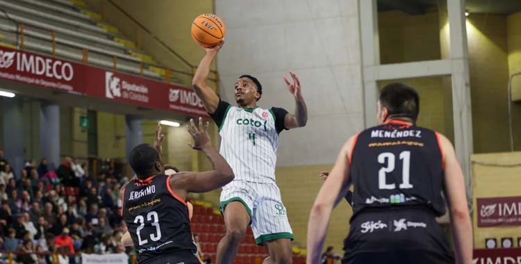 Ja'Monta Black en una acción ofensiva ante el Círculo Gijón.