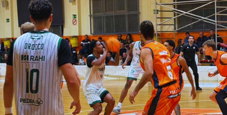 Ja'Monta Black en la visita del Coto Córdoba al Morón.