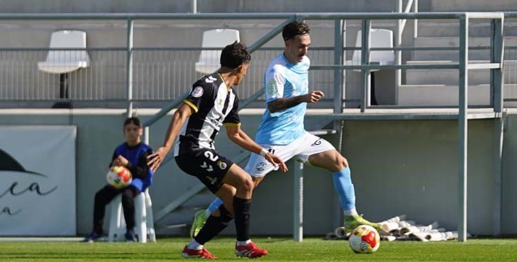 Joselillo trata de desbordar a un rival.