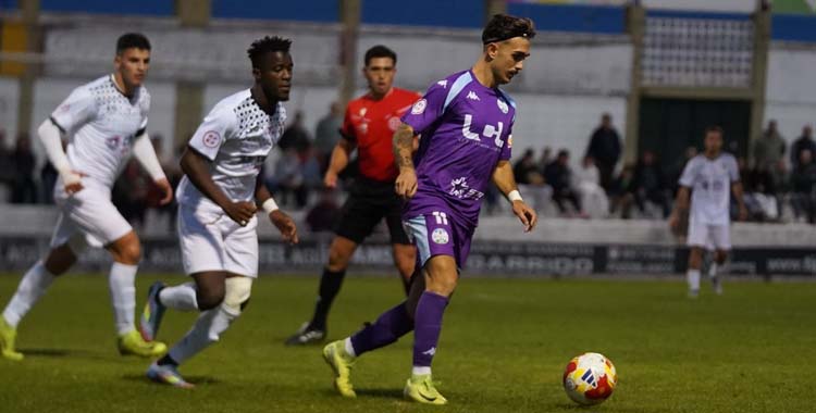 Joselillo conduce el balón en el derbi.