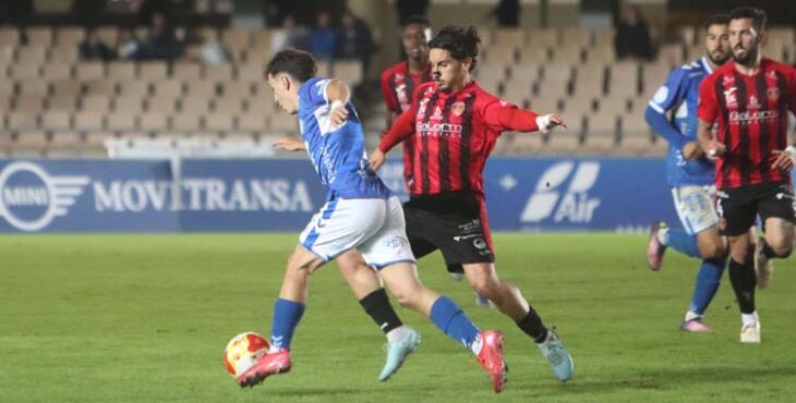 Lalo Hernández presiona a un rival.