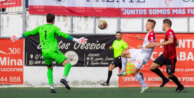 Lance del partido entre el Antoniano y el Salerm.