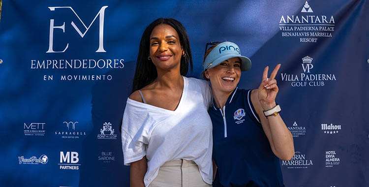 La campeona Noemí Jiménez junto a la organizadora del Torneo de Emprendedores en Movimiento, Liz Emiliano.