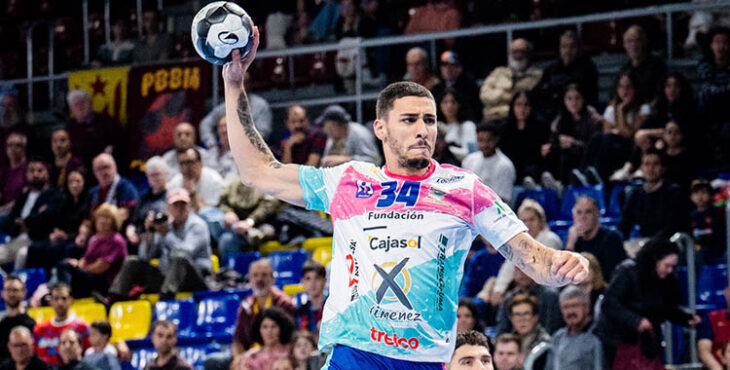 Mario Dorado armando el brazo en un contraataque en el Palau Blaugrana.