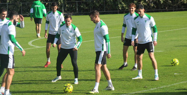 Alberto del Moral toca el balón en el rondo ante Carracedo.