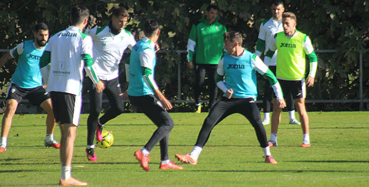Alberto del Moral persigue el balón en el rondo bajo el control de Pedro Ortiz que podría volver al once inicial.