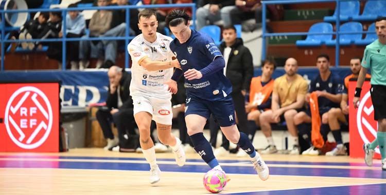 Murilo Duarte escapa de la presión de un rival.