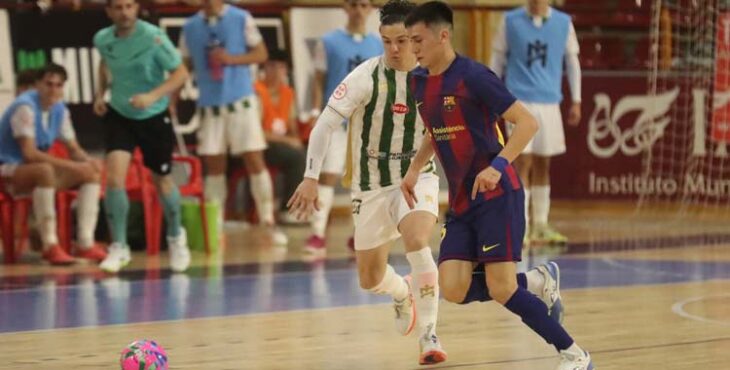 Murilo Duarte presiona a un jugador del Barça.
