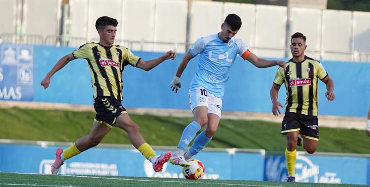 Nacho Fernández trata de esquivar la presión de un rival.