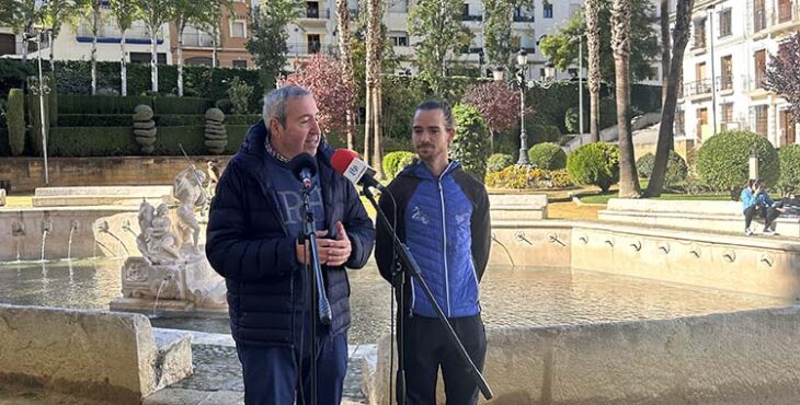 El concejal de Deportes de Priego, Antonio Navas, y Daniel Luque, representante del Club Umax.