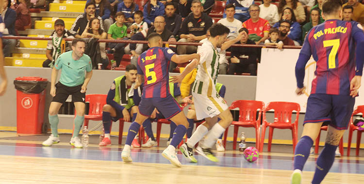 Nicolás Marrón escapa de la presión de João Victor.