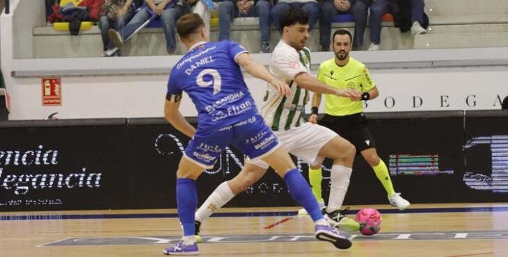 Nicolás Marrón supera a un jugador del Manzanares.