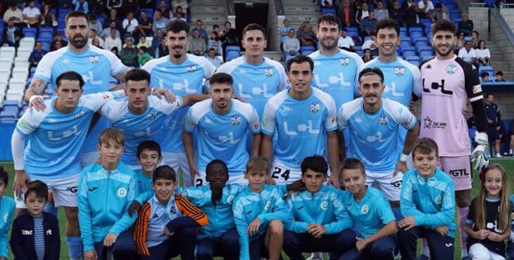 Alineación celeste ante el San Roque de Lepe.