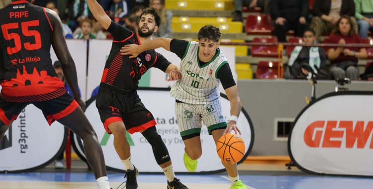 Gonzalo Orozco avanza ante la presión de un rival.