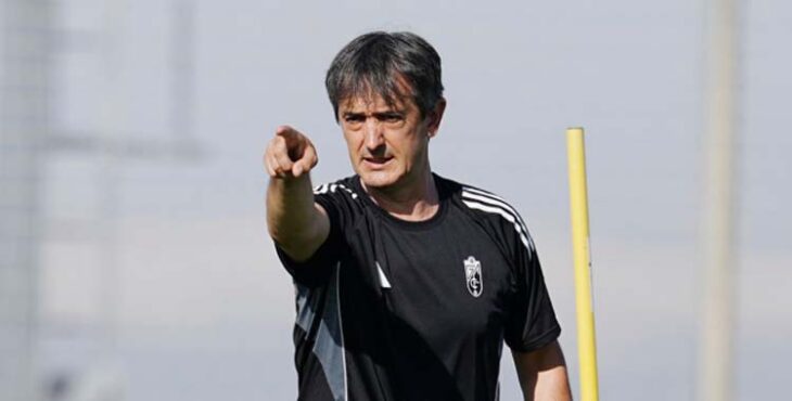 Pacheta da instrucciones en un entrenamiento.