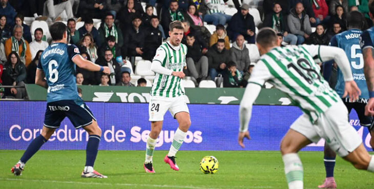 Pedro Ortiz buscando un compañero entre dos cadistas.