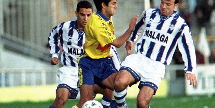 Sergio Pellicer, en segundo plano, en un partido con el Málaga.