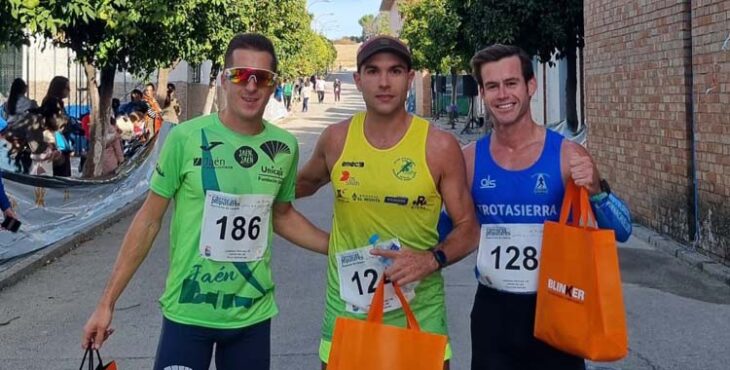 Podio masculino de la Carrera Villa Cervantina de Castro del Río.