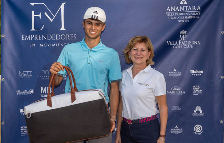 Uno de los jugadores agraciado con una bolsa de viaje de Xorkyogolfing entregada por su CEO.