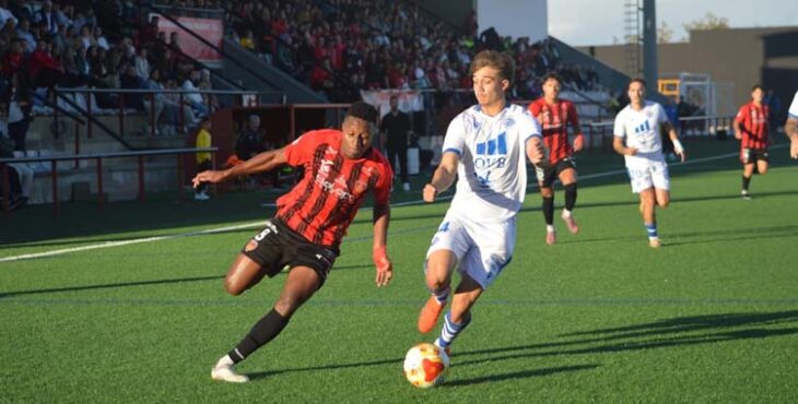 Carlos Ramírez lucha con un jugador del Extremadura.