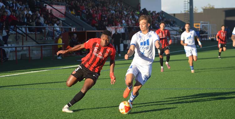 Carlos Ramírez lucha con un jugador del Extremadura.