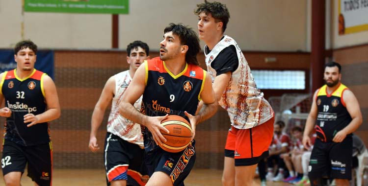 Unai Friscia en un partido del Peñarroya.