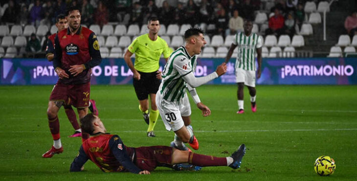 Dani Requena recibe una dura entrada de un jugador del Deportivo. Autora: Natalia Román