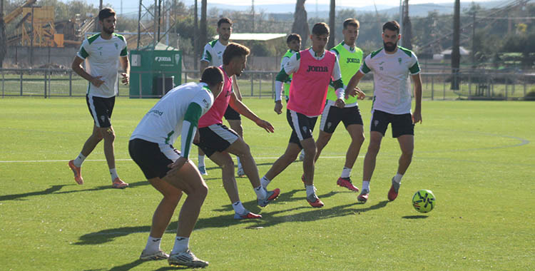 Isma Ruiz pasa el balón en el rondo ante Requena y Sintes.