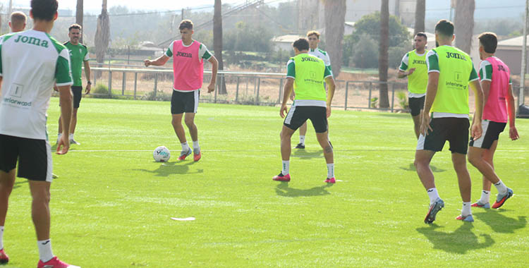 Requena conduce el balón bajo la mirada de Iván Ania ante el resto de sus compañeros.