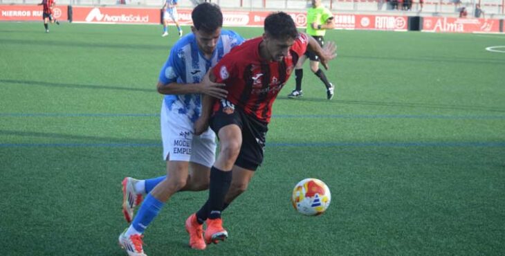 Salva Vegas se zafa de la presión de un rival.