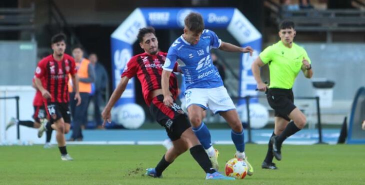 Salva Vegas sale al corte ante un rival.