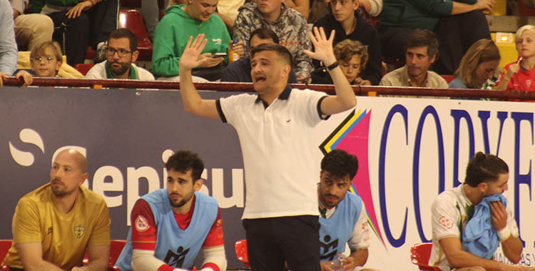 Emanuel Santoro gesticulando en la banda del Vista Alegre.