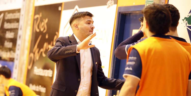 Emanuel Santoro da indicaciones a su jugadores en Noia.