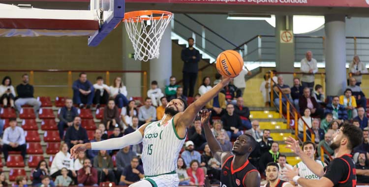 Kevin Schutte busca una canasta ante el Logrobásket.