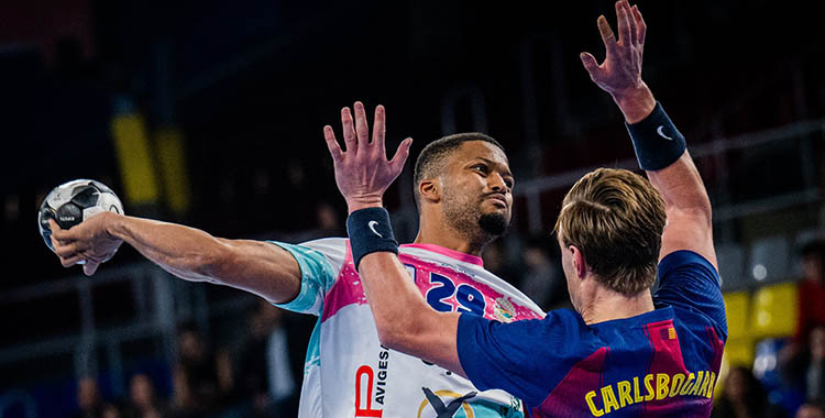 Semedo armando el brazo ante la defensa culé.