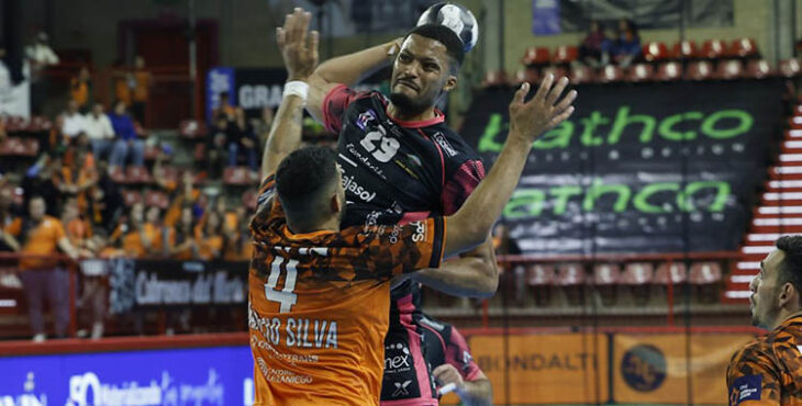 Semedo armando el brazo ante la defensa de Torrelavega.