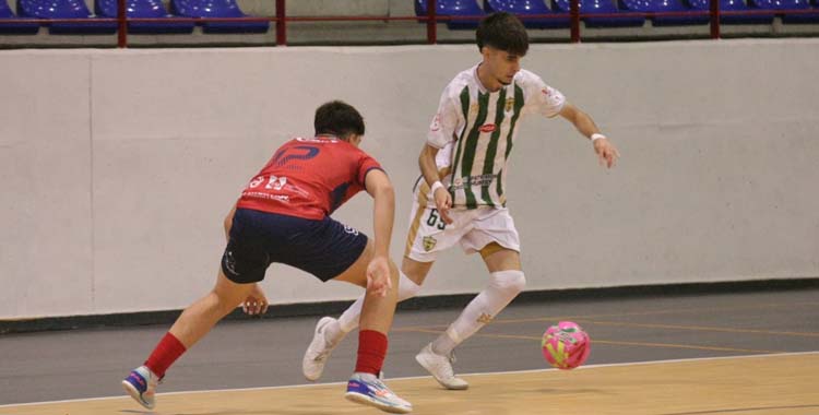 Sergio Romero trata de superar a un jugador del Mengíbar.
