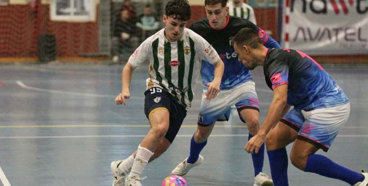 José Manuel Tejada encara a un rival.