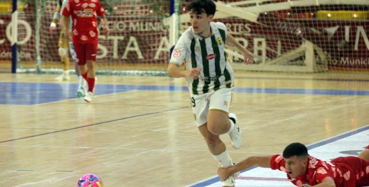 Tejada en una acción de ataque ante ElPozo Ciudad de Murcia.